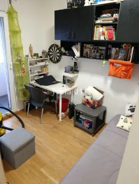 Manja soba sa krevetom, radnim stolom i zidnim policama. - image 14
