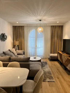Moderna dnevna soba sa garniturom, trpezarijskim stolom i TV komodom. - image 7