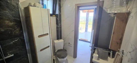 Moderno kupatilo sa tuš kabinom, umivaonikom i toaletom. - image 14