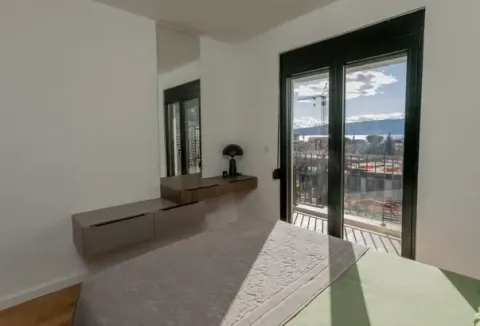 Bright bedroom with a double bed and access to a terrace with a view. - image 11