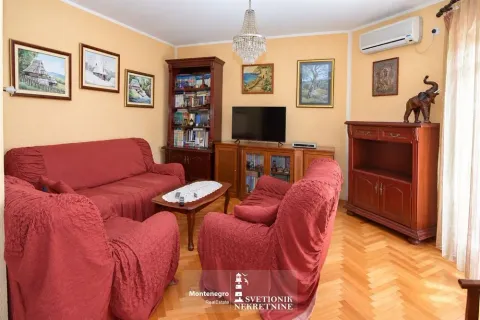 Dnevna soba sa garniturom za sjedenje i drvenim namještajem. - image 3