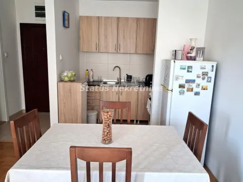 Manja kuhinja sa trpezarijskim stolom i frižiderom. - image 3