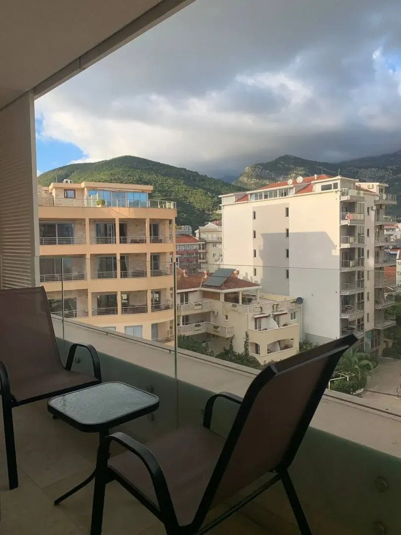 Terasa sa garniturom za sjedenje i pogledom na grad i planine.