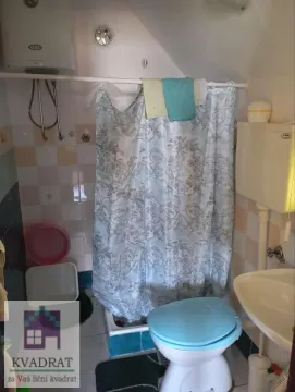 Manje kupatilo sa tuš kabinom, wc šoljom i umivaonikom. - image 9