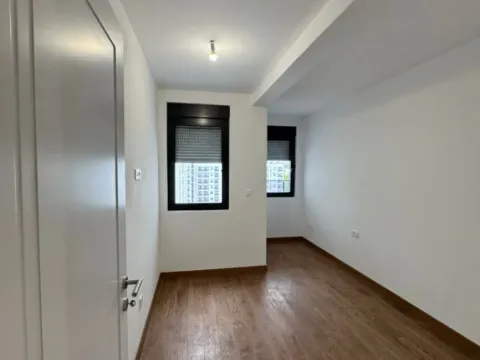 Izdavanje, dvosoban stan, 64m², Tološka šuma, Podgorica