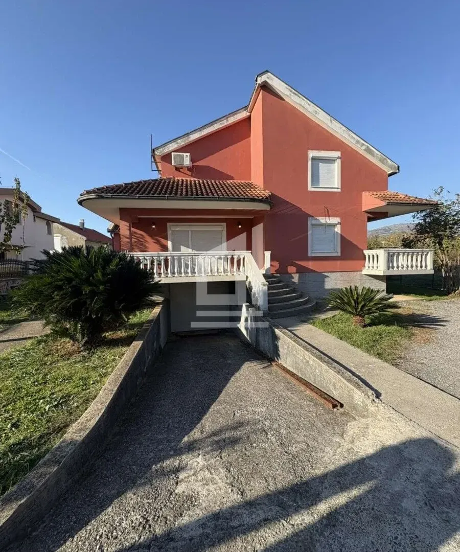 Rent, house, 350m², Zlatica, Podgorica