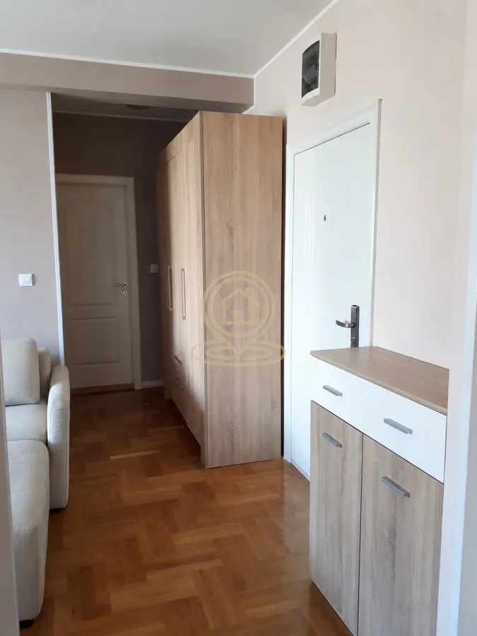 Izdavanje, jednosoban stan, 40m², Socijalno, Novi Sad Sve Podlokacije