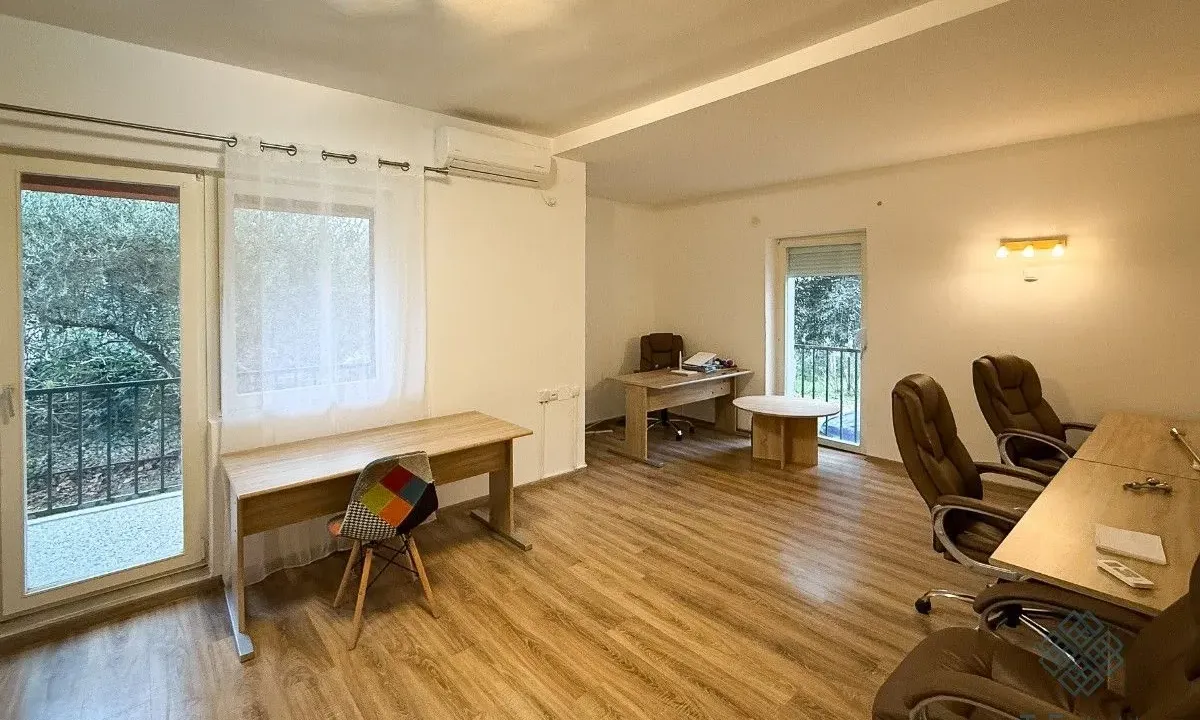 Izdavanje, poslovni prostor, 90m², Gorica C, Podgorica