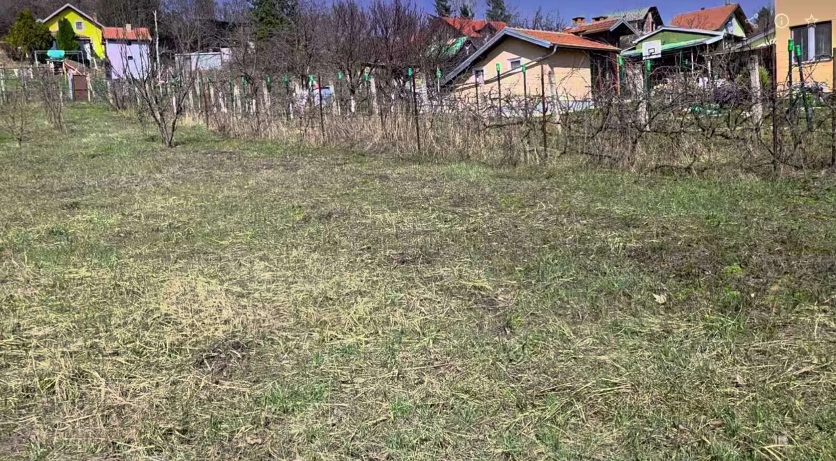 Pogled na plac i okolinu kuće.
