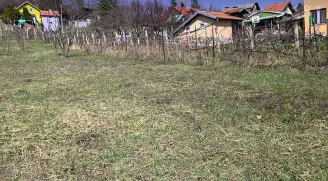 Pogled na plac i okolinu kuće. - image 4