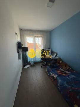 Dečja spavaća soba sa krevetom, radnim stolom i prozorom. - image 8