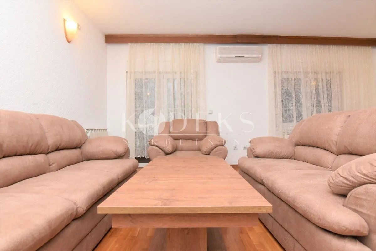 Izdavanje, dvosoban stan, 75m², Stara Varoš, Podgorica