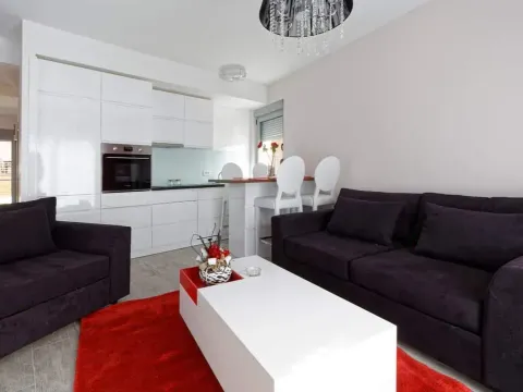 Izdavanje, stan, 50m², Tivat, Crna Gora - image 1