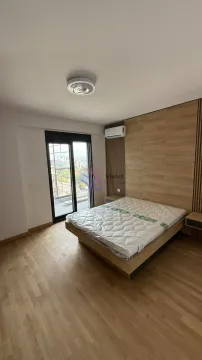 Spavaća soba sa bračnim krevetom i izlazom na terasu. - image 3