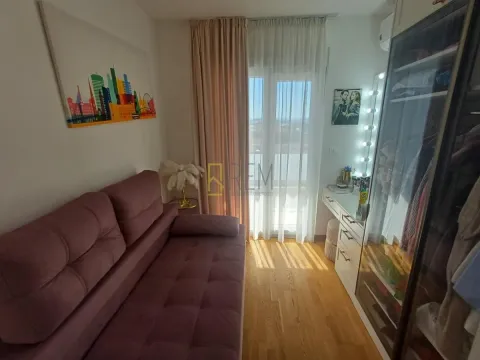Manja dnevna soba sa garniturom, ormarom i izlazom na terasu. - image 15