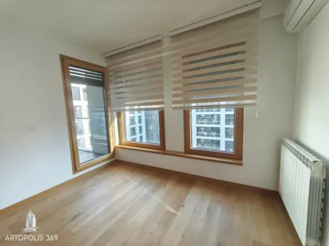 Prazna soba sa parketom, prozorima i roletnama. - image 10