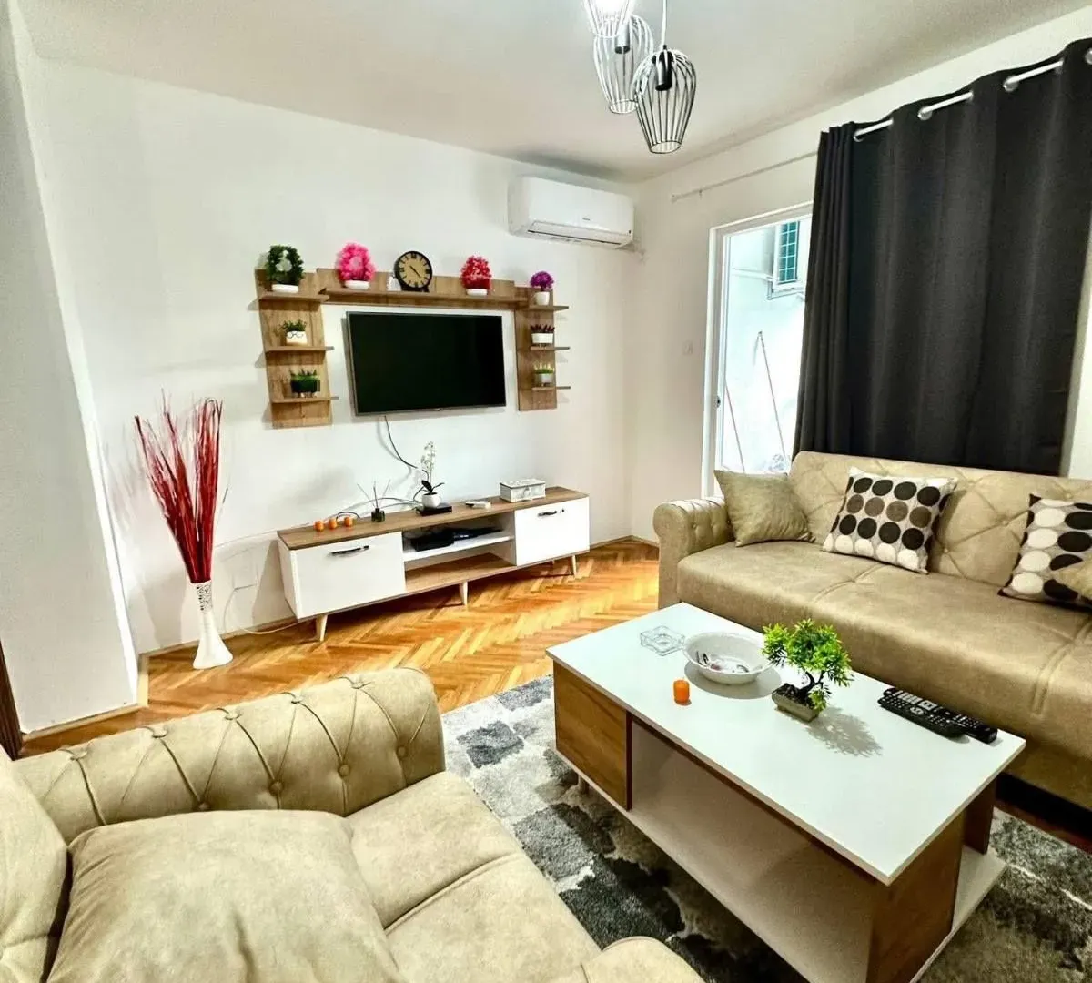 Izdavanje, dvosoban stan, 83m², Centar, Budva