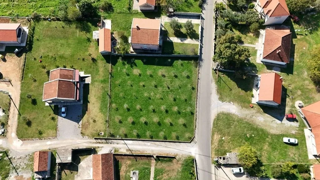 Pogled iz vazduha na plac sa kućama i okruženjem.