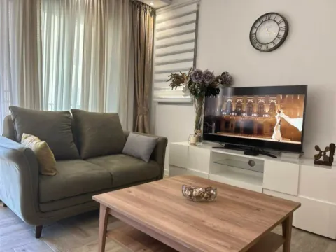 Izdavanje, jednosoban stan, 55m², Tivat, Crna Gora