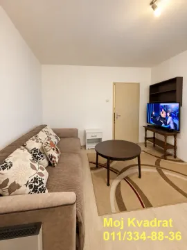 Dnevna soba sa ugaonom garniturom, stočićem i televizorom. - image 6