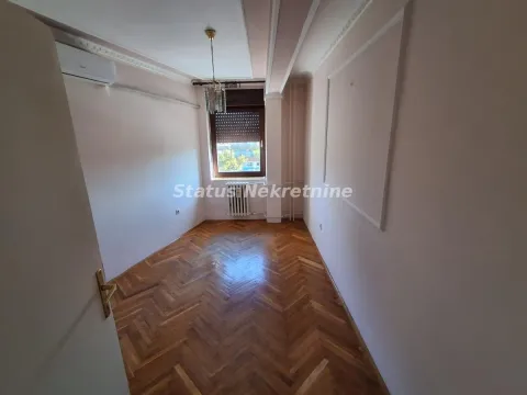 Prazna soba sa parketom i jednim prozorom. - image 7
