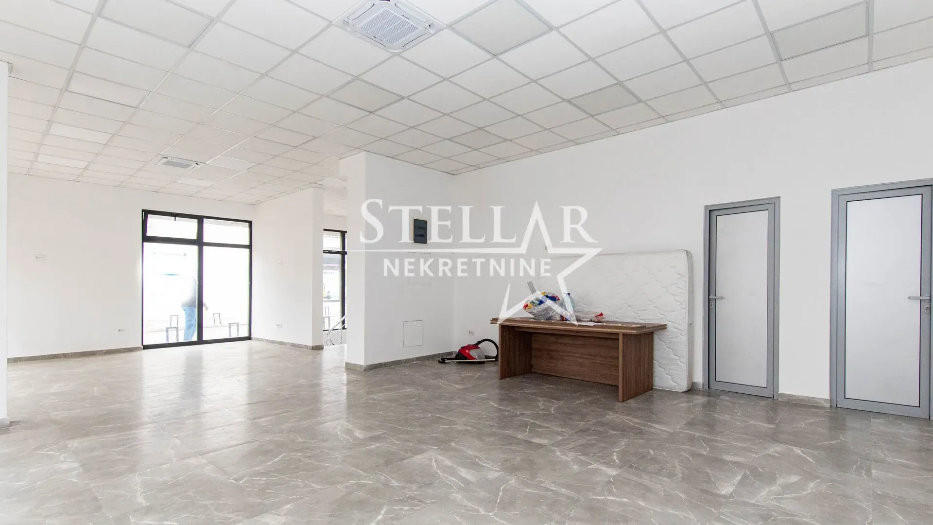 Izdavanje, poslovni prostor, 186m², Blok 9, Podgorica