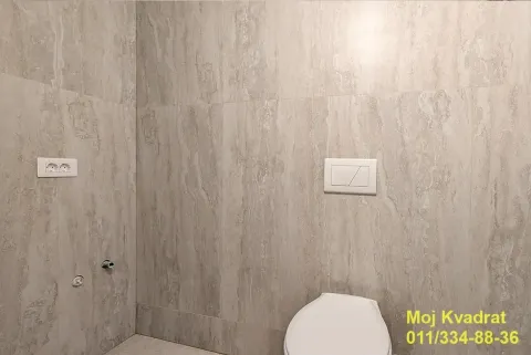 Kupatilo obloženo keramičkim pločicama sa ugradnim monoblokom. - image 11