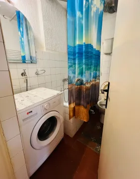 Manje kupatilo sa kadom, veš mašinom i toaletom. - image 9