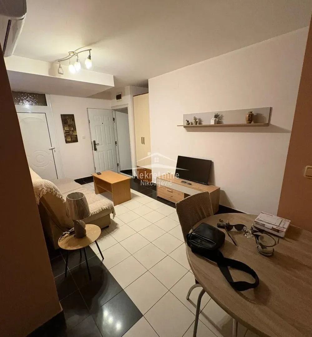 Izdavanje, jednosoban stan, 37m², Šumice, Beograd