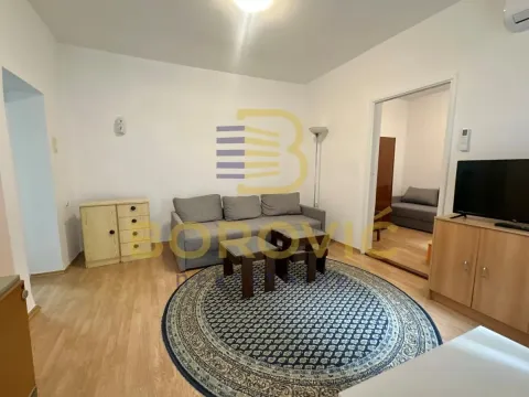 Dnevna soba sa garniturom, stočićem i televizorom. - image 3