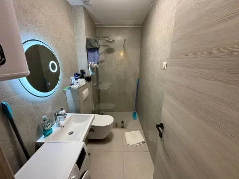Moderno opremljeno kupatilo sa tuš kabinom, umivaonikom i ugradnom sanitarijom. - image 8