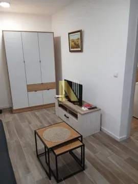Dnevna soba sa ormanom, TV komodom i stočićem. - image 3