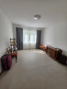 Prostrana dnevna soba sa drvenim komadnim namještajem i prozorom. - image 12