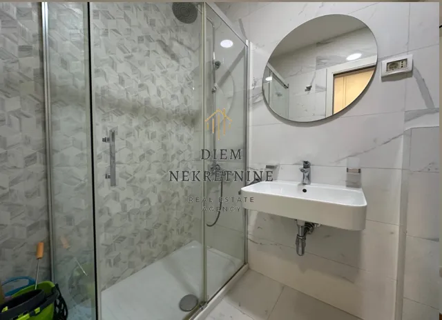 Izdavanje, jednosoban stan, 49m², Central Point, Podgorica