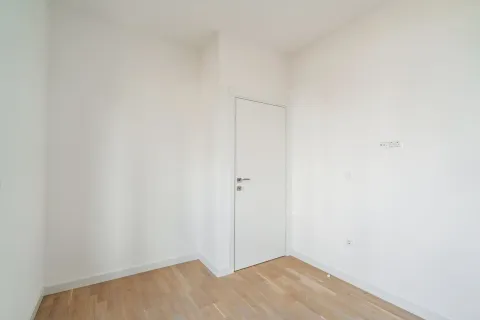 Prazna svijetla soba sa bijelim zidovima i drvenim podom. - image 14