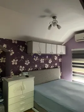 Spavaća soba sa bračnim krevetom, belom komodom i tapetama sa cvetnim dezenom. - image 9