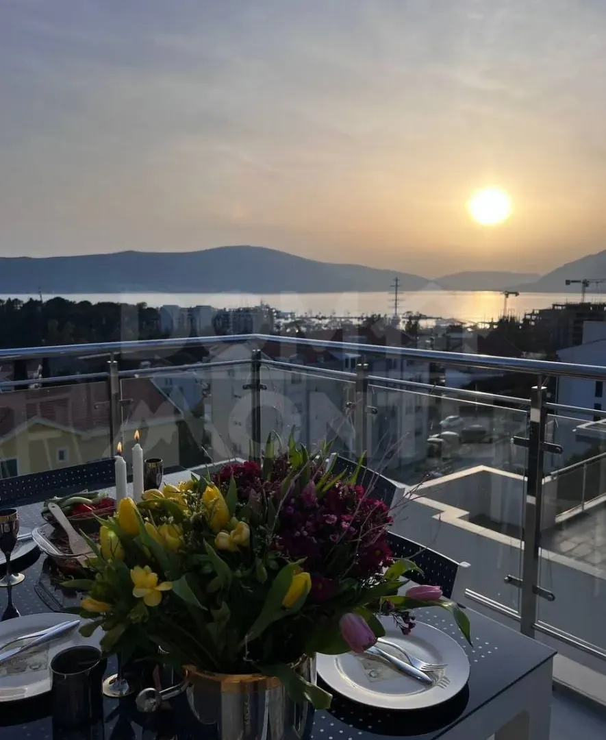 Izdavanje, dvosoban stan, 80m², Tivat, Crna Gora