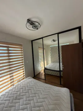 Bedroom with a bed and a large wardrobe with mirrored doors. - image 6