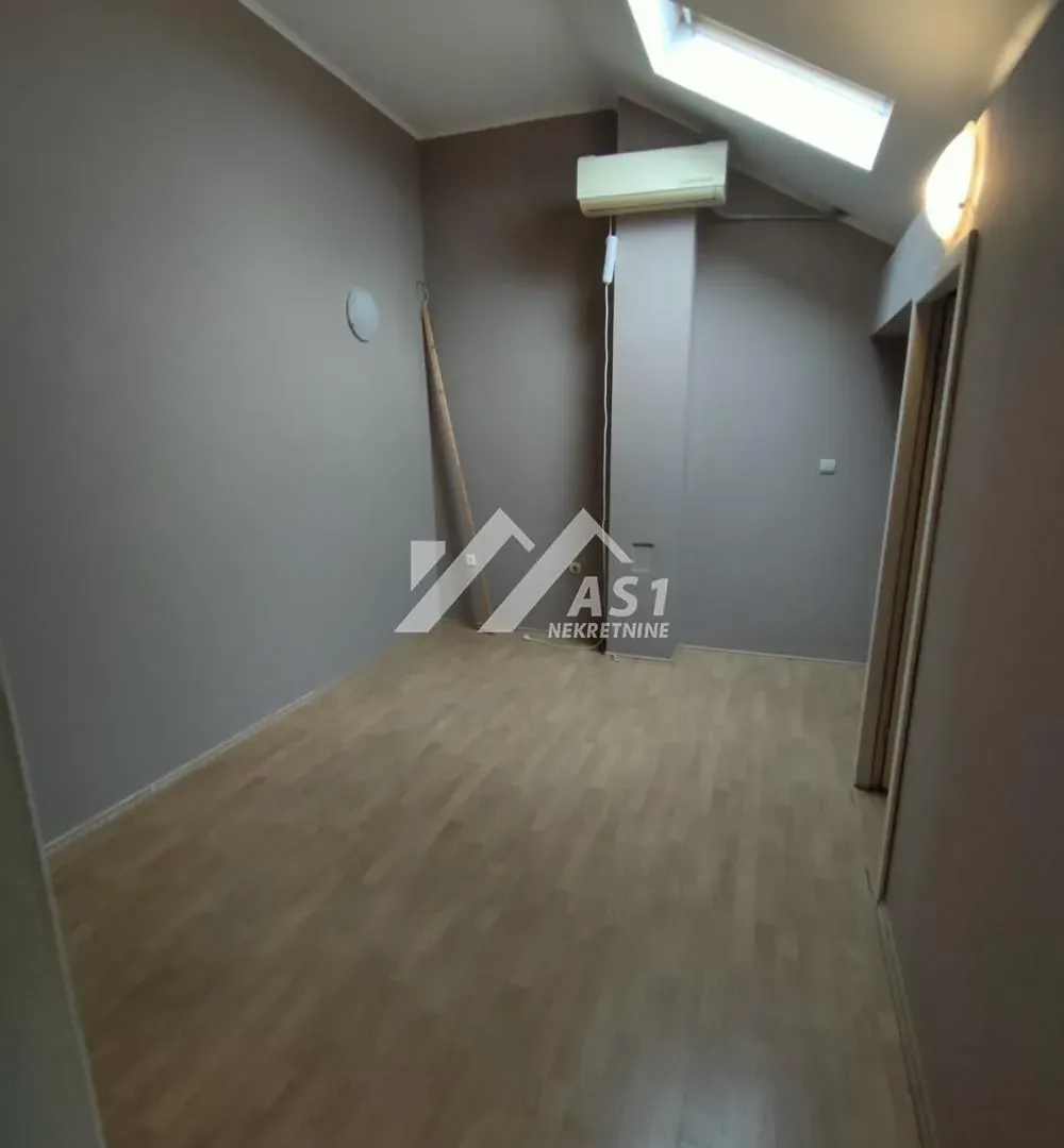 Izdavanje, četvorosoban stan, 103m², Detelinara, Novi Sad Sve Podlokacije