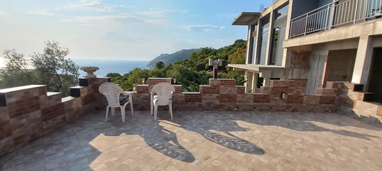Izdavanje, kuća, 40m², Dobra Voda, Budva