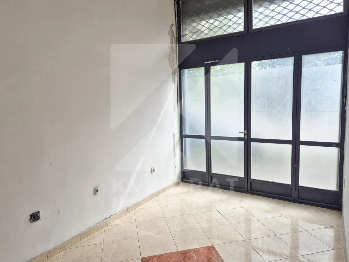 Rent, office space, 122m², Autobuska stanica, Podgorica