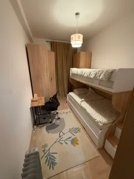 Dječija soba sa krevetom na sprat, ormarom i radnim stolom. - image 7