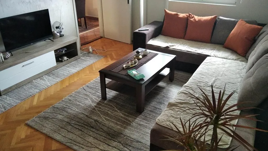 Izdavanje, dvosoban stan, 84m², Centar, Podgorica