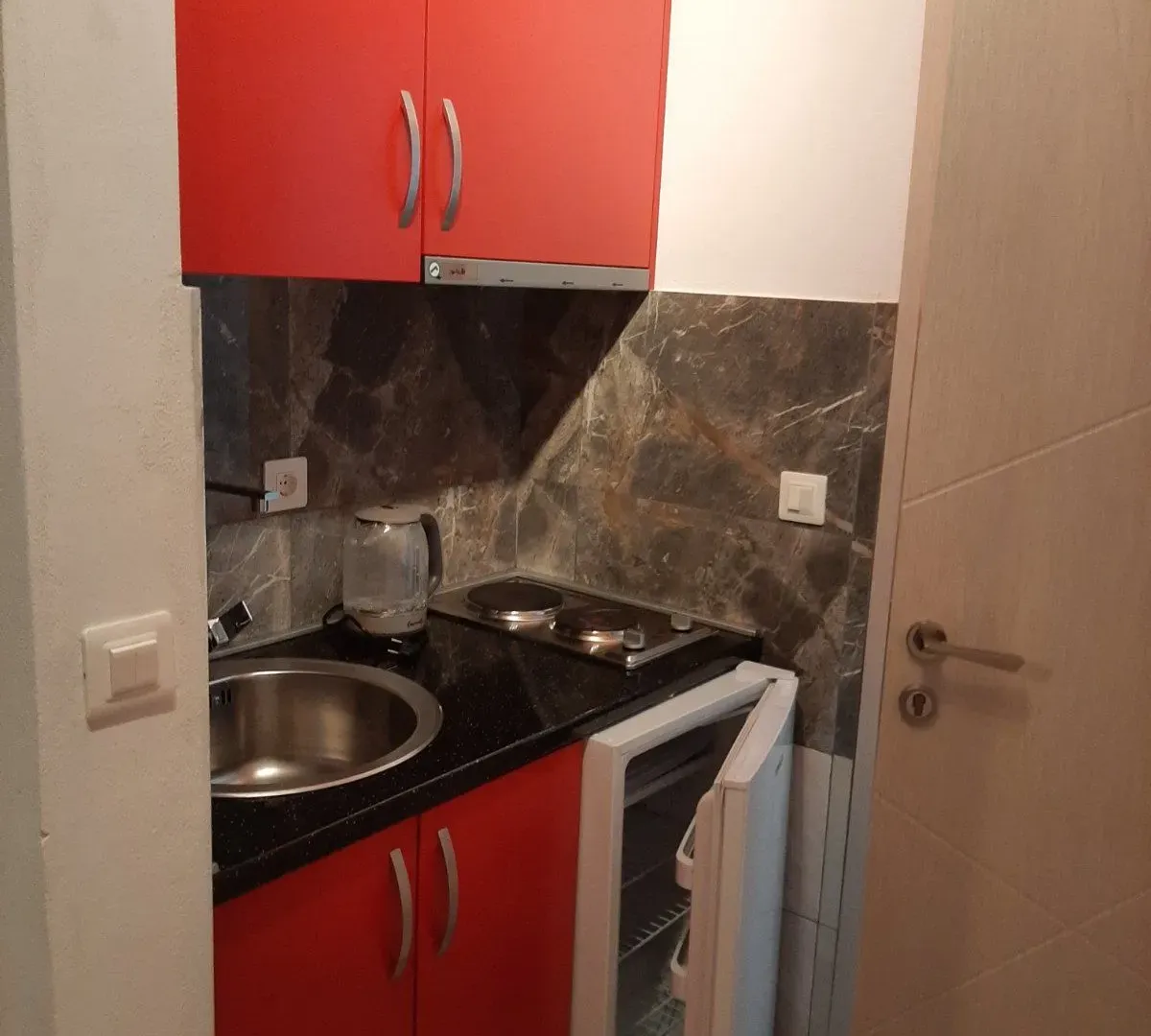 Izdavanje, garsonjera, 25m², Dobra Voda, Budva