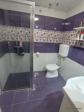 Kupatilo sa tuš kabinom, WC šoljom i umivaonikom. - image 8