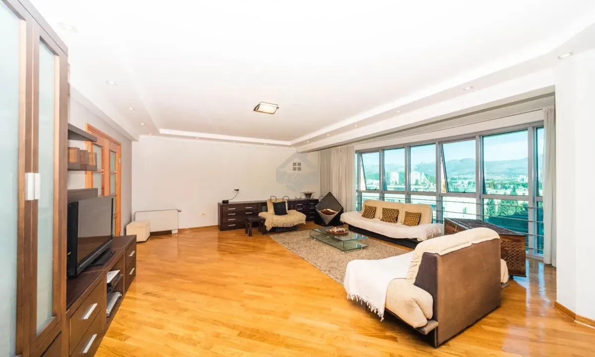 Izdavanje, dvosoban stan, 140m², Preko Morače, Podgorica