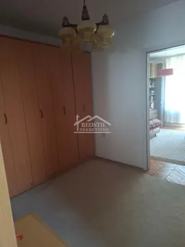 Spavaća soba sa velikim drvenim ormanom i lusterom. - image 20