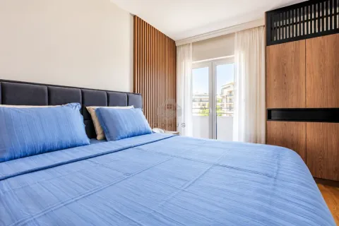 Moderna spavaća soba sa bračnim krevetom, drvenim zidnim panelima i ugradnim plakarom. - image 6