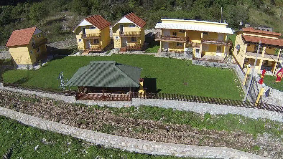 Sale, house, 420m², Obzovica, Cetinje
