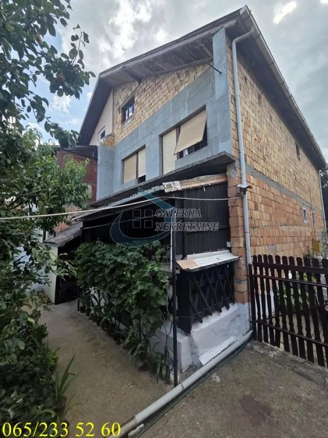 Prodaja, kuća, 240m², Centar, Inđija